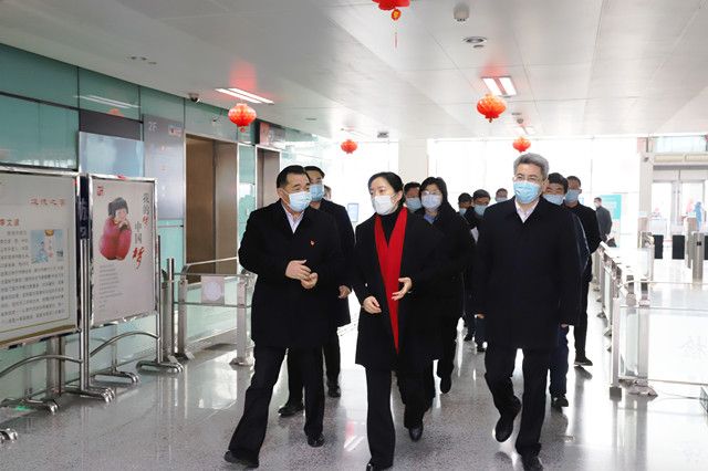 市領(lǐng)導至車站走訪慰問和疫情防控、保供應(yīng)保安全保暢通工作督查