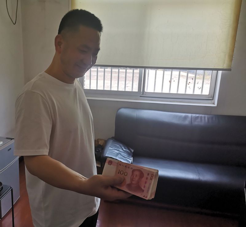 點贊！拾金不昧好的哥 萬元現(xiàn)金物歸原主