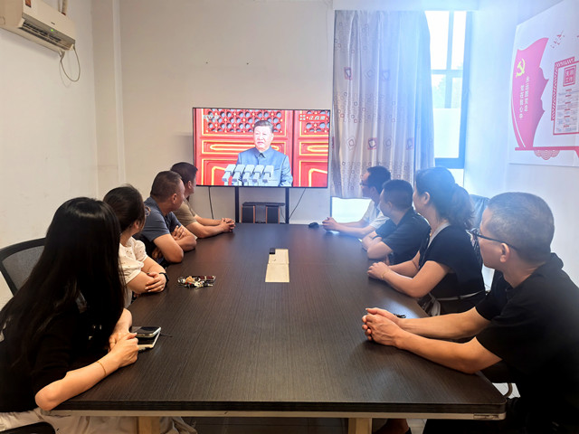 4常運(yùn)集團(tuán)物產(chǎn)經(jīng)營公司組織職工在會議室集中收看紀(jì)念中國人民抗日戰(zhàn)爭暨世界反法西斯戰(zhàn)爭勝利80周年閱兵式直播2_副本